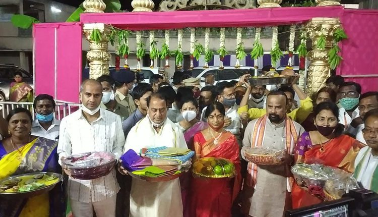 ‘స్వామి వారికి పట్టు వస్త్రాలు సమర్పించిన మంత్రి అల్లోల’