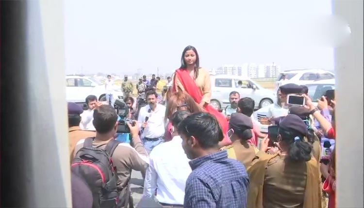 మహిళా దినోత్సవం.. గుర్రంపై అసెంబ్లీకి వచ్చిన ఎమ్మెల్యే