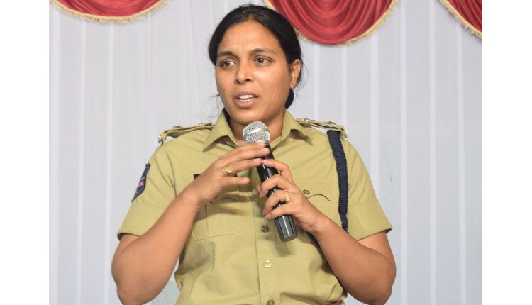 పోలీసు సిబ్బంది అప్రమత్తంగా ఉండాలి : వనపర్తి ఎస్పీ