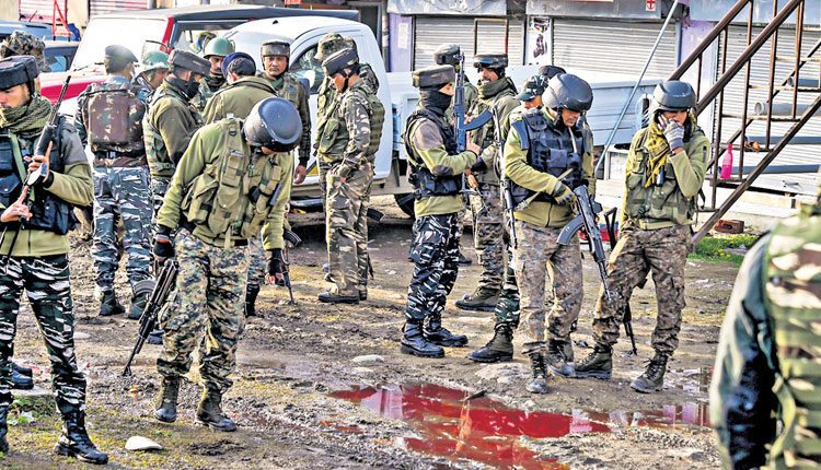 శ్రీనగర్‌లో మిలిటెంట్ల దాడి… ఎస్సై, కానిస్టేబుల్‌ మృతి