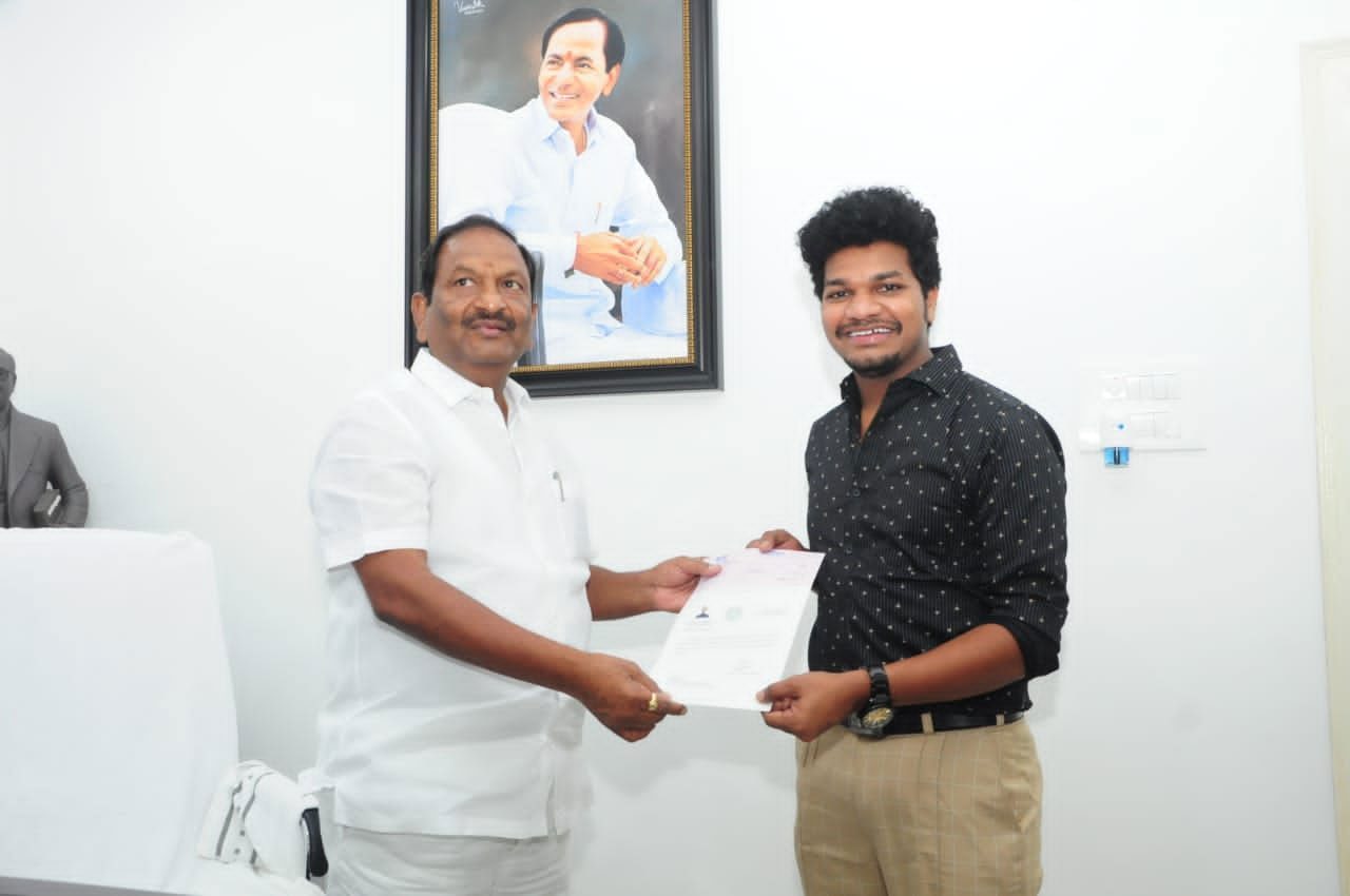 ముక్కు అవినాష్‌కు సీఎంఆర్ఎఫ్ చెక్కు అందజేత