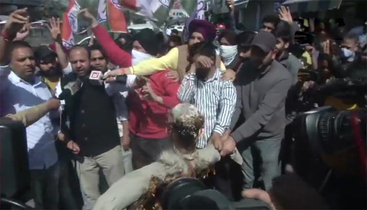 ఆజాద్ దిష్టిబొమ్మ ద‌గ్దం చేసిన కాంగ్రెస్ వ‌ర్క‌ర్లు