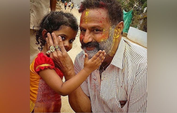 చిన్నారితో బాల‌కృష్ణ హోలీ సెల‌బ్రేష‌న్స్..స్టిల్ వైర‌ల్‌