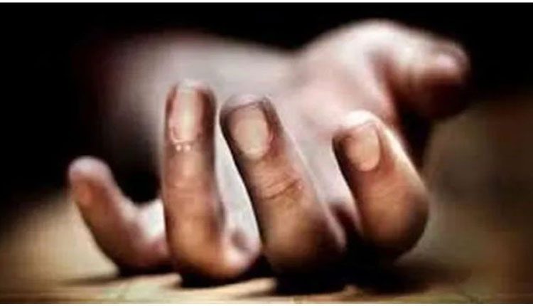 భార్య ప్రియుడిని చంపేందుకు మంచం కింద మాటువేసి..