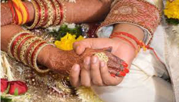 పెండ్లి పేరుతో ఐదుగురికి టోకరా : కి‘లేడీ’ ముఠా అరెస్ట్‌