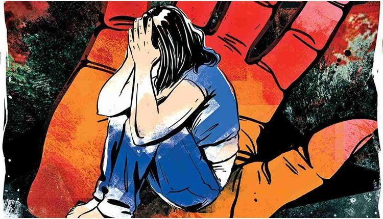 పరీక్ష రాసి తిరిగివస్తుండగా దారుణం : అర్ధనగ్నంగా యువతి మృతదేహం లభ్యం!