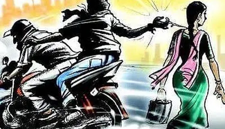 బైకుపై వచ్చి పుస్తెలతాడు అపహరణ