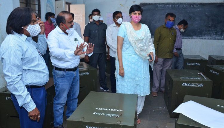 పెద్ద బాక్సులు.. ఇబ్బంది లేకుండా చూడండి