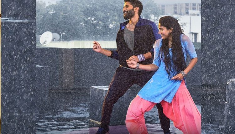 వ‌ర్షంలో చైతూ, సాయిప‌ల్ల‌వి డ్యాన్స్