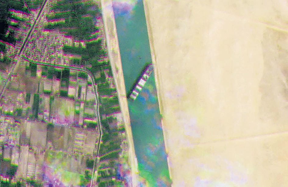 సూయజ్‌ కాల్వలో అడ్డంతిరిగిన భారీ కంటైనర్‌