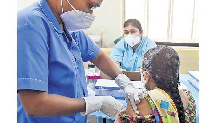 కరోనా టీకా తీసుకున్నప్పటికీ నియమాలు తప్పనిసరి