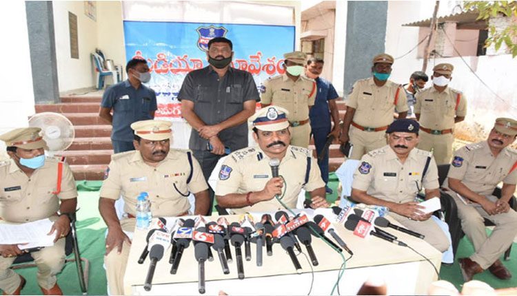 అసైన్డ్‌ భూముల పట్టా.. కంప్యూటర్‌ ఆపరేటర్‌ అరెస్టు