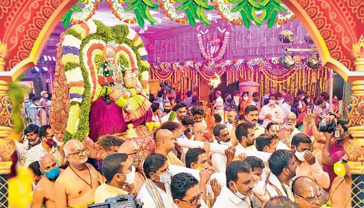 పెండ్లి కొడుకుగా ముస్తాబు.. అశ్వ వాహనంపై ఊరేగిన స్వామి