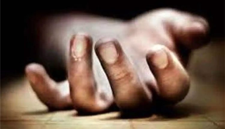 కరెంట్‌షాక్‌తో ఇంటి యజమాని, కూలీ మృతి