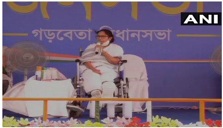ప్రజలను గాలికొదిలి బేరసారాలకే కాషాయ నేతల నగదు పంపిణీ : మమతా బెనర్జీ