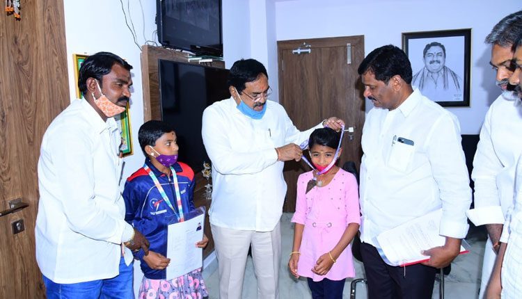 శ్రీనికను సన్మానించిన మంత్రి ఎర్రబెల్లి