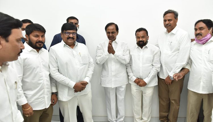 సీఎం కేసీఆర్‌ను కలిసిన మంత్రి ఎర్రబెల్లి