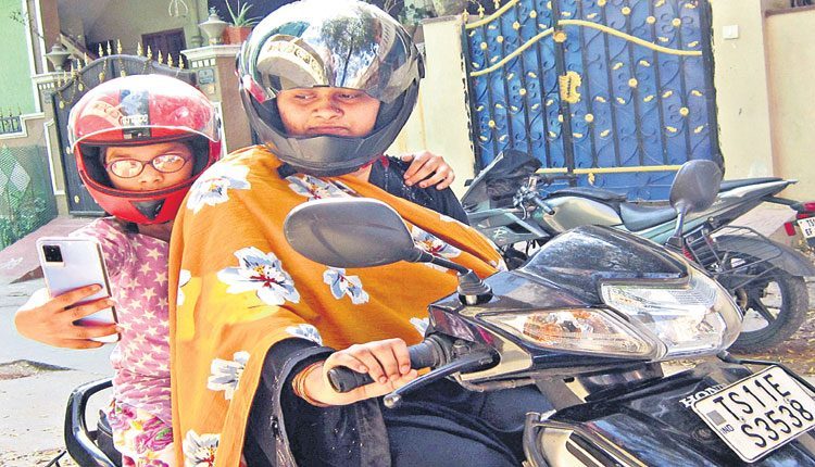 సెల్ఫీ విత్‌ హెల్మెట్‌ డ్రైవ్‌ షురూ..