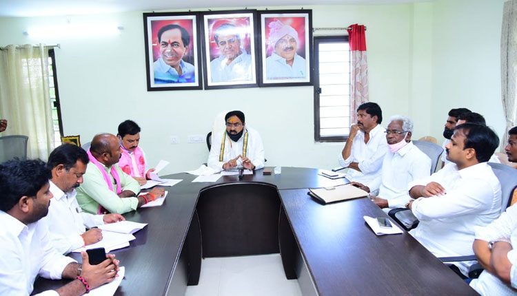 అభివృద్ధి పనులు వివరిస్తూ..ఓట్లను అభ్యర్థించండి