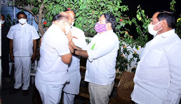 బోడకుంటి వెంకటేశ్వర్లును పరామర్శించిన మంత్రి ఎర్రబెల్లి