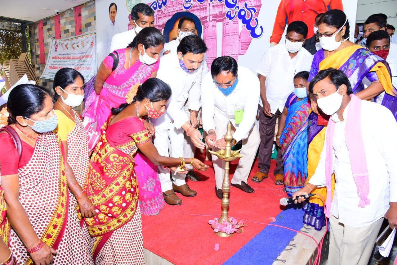 ప్ర‌భుత్వ నిర్ణ‌యంతో ప‌ల్లెల ప్ర‌గ‌తి మ‌రింత ప‌రుగు : మంత్రి ఎర్ర‌బెల్లి