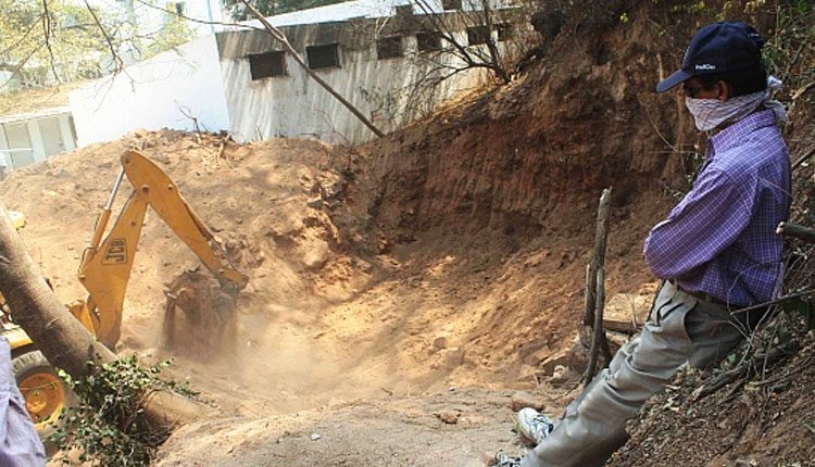 గుప్తనిధుల కోసం తవ్వకాలు.. పోలీసులకు అప్పగింత