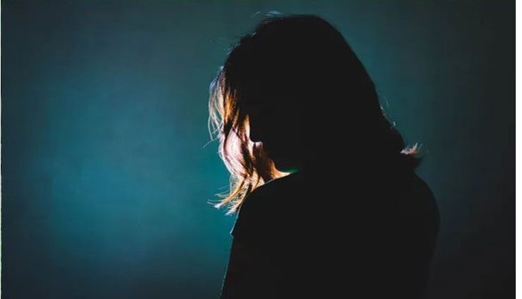 యువతిపై నలుగురు విద్యార్ధుల లైంగిక దాడి..ఆపై వీడియోతో బ్లాక్‌మెయిల్‌!