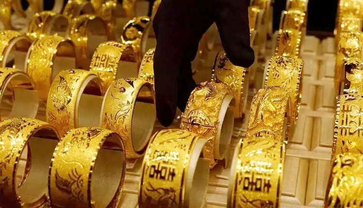 దిగొస్తున్న బంగారం