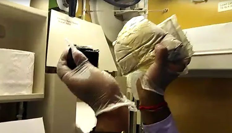 ఎయిర్‌క్రాఫ్ట్ టాయిలెట్‌లో 3 కేజీల బంగారం