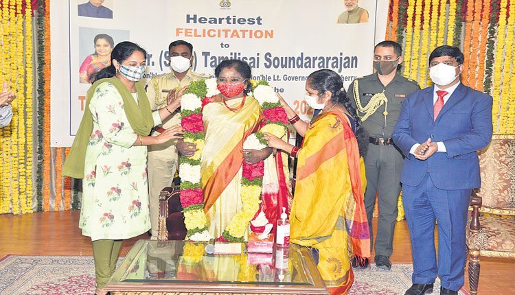 విధి నిర్వహణలో కొత్తదనం చూపాలి : గవర్నర్