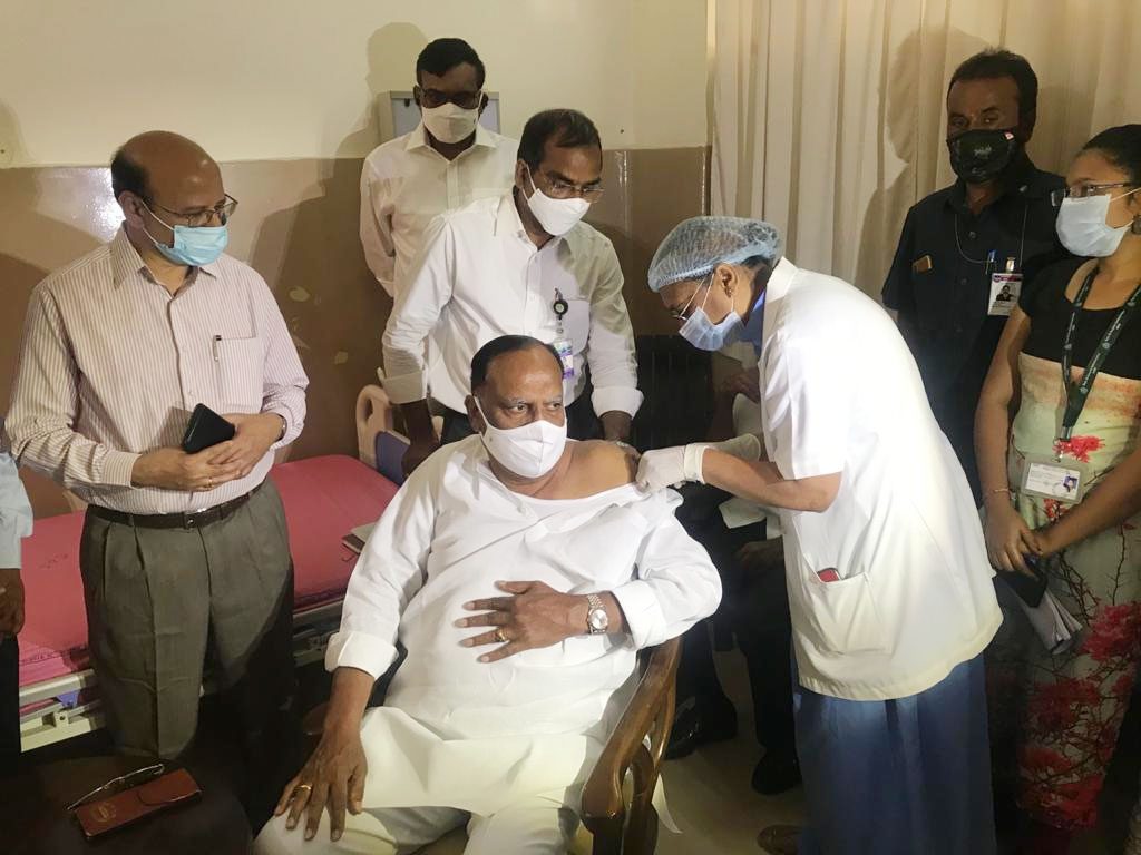 క‌రోనా వ్యాక్సిన్ రెండో డోస్ తీసుకున్న గుత్తా, పోచారం