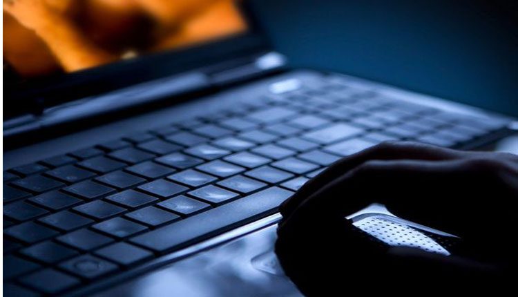 ఫేక్‌ ఖాతాలతో బురిడీ :  పోలీస్‌ అధికారి ఈమెయిల్‌ హ్యాక్‌ చేసిన టెకీల అరెస్ట్‌!