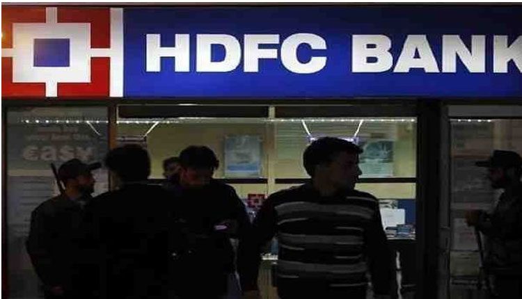 రెచ్చిపోయిన దొంగలు : బ్యాంకుకు కన్నం వేసి భారీగా నగదు చోరీ