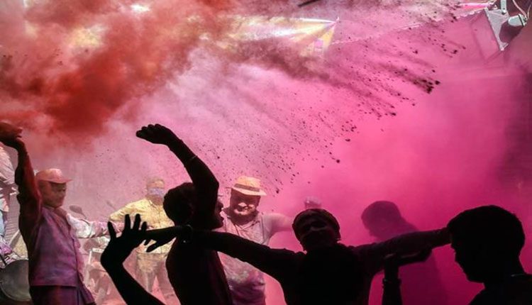 corona alert : హోలీ ప్రదర్శనలకు ముందస్తు అనుమతి తప్పనిసరి!