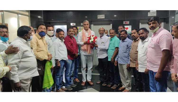 పీఆర్సీ ప్రకటనపై సిద్దిపేట జిల్లా టీఎన్జీవో నేతల హర్షం