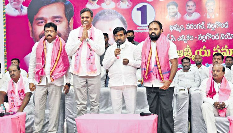 ఉద్యోగాలిస్తున్న కేసీఆర్‌.. ఊడబీకుతున్న మోదీ