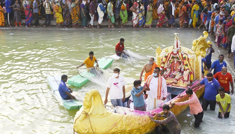 తెప్పోత్సవం.. డోలోత్సవం
