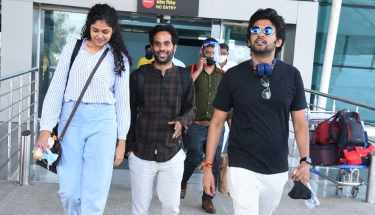 తిరుప‌తి ఎయిర్‌పోర్టులో జాతిర‌త్నాలు టీం