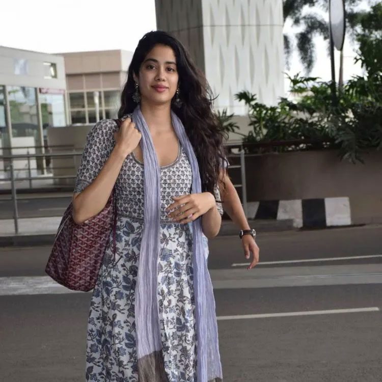 జాన్వీక‌పూర్ హ్యాండ్ బ్యాగ్స్..చాలా కాస్లీ గురూ