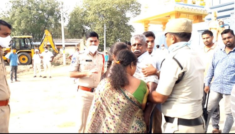 ఆలయ భూమి తనదేనంటూ వ్యక్తి ఆత్మహత్యాయత్నం