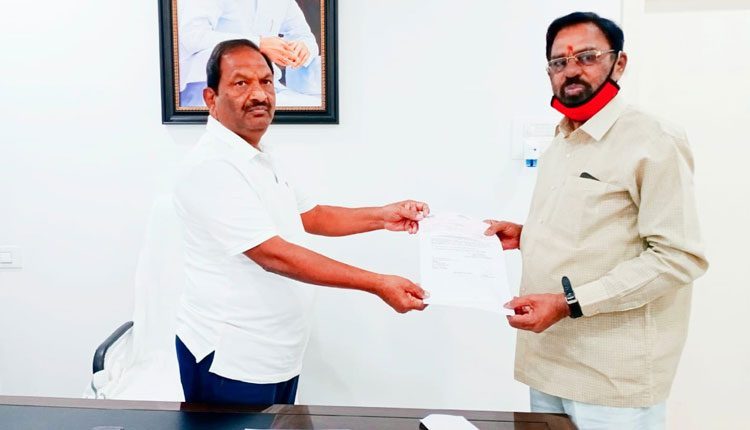 సీఎంఆర్‌ఎఫ్‌ చెక్కులు అందజేసిన మంత్రి  కొప్పుల