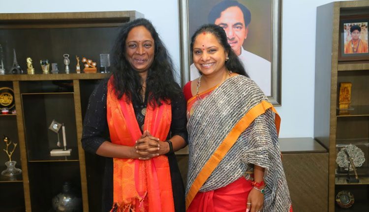 గోలి శ్యామలను అభినందించిన ఎమ్మెల్సీ కవిత