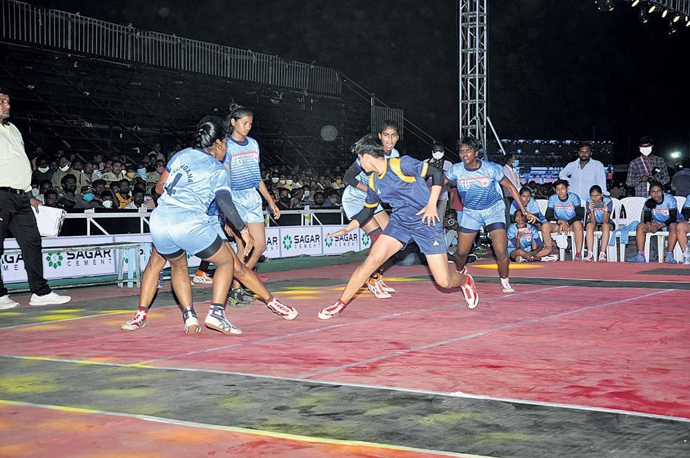 హోరాహోరీగా..