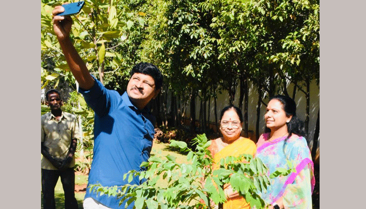 మొక్క‌లు నాటిన ఎమ్మెల్సీ క‌విత‌
