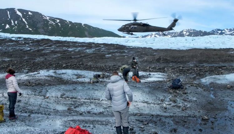 అలస్కాలో కుప్పకూలిన హెలికాప్టర్‌..