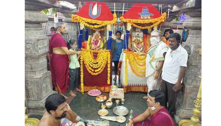 వేములవాడలో కనులపండువగా డోలోత్సవం