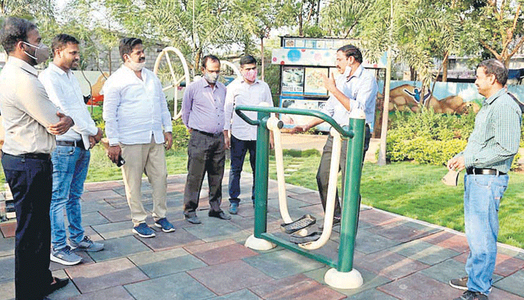 సిరిసిల్లను రాష్ర్టానికే తలమానికంగా నిలపాలి