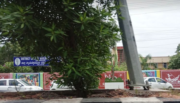 కరీంనగర్‌ కోర్టు ఎదుట గుర్తుతెలియని మహిళ మృతదేహం