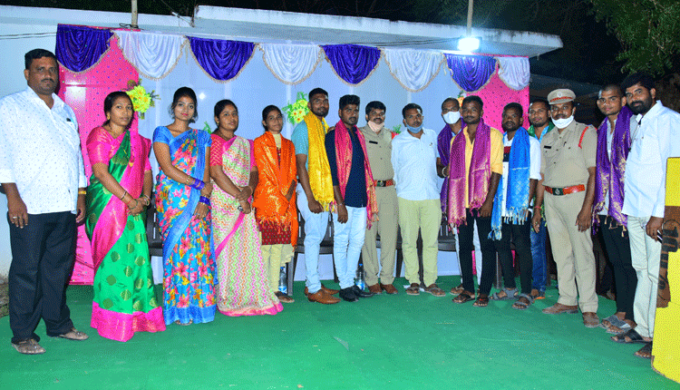 ఆర్మీ జవాన్లకు సన్మానం