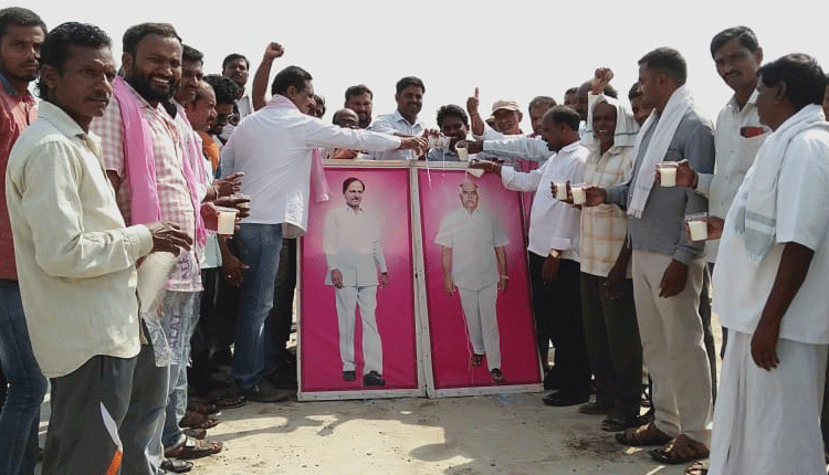 సీఎం, కోనప్ప ఫ్లెక్సీలకు పాలాభిషేకం